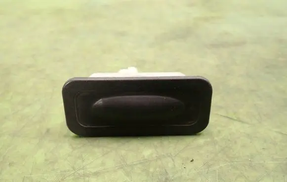 Renault Clio IV Tailgate/boot open switch button 88000002