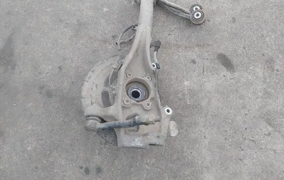 Hyundai Genesis Front wheel hub AWD GENESIS