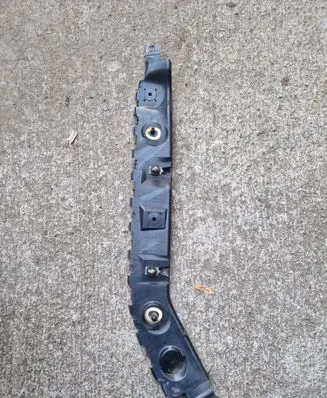 Rear bumper mounting bracket
