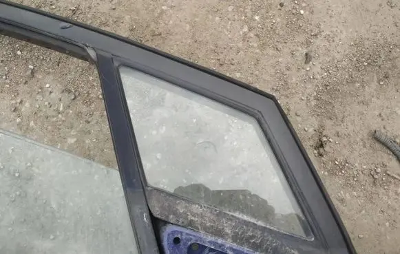 Mazda 5 Front door vent window glass four-door as2