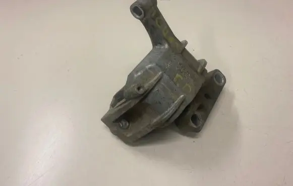 Volkswagen Tiguan Engine mount bracket 5N0199262K