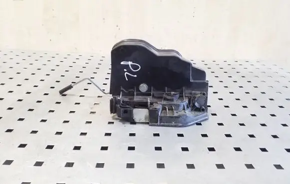 BMW X3 F25 Front door lock 7202145