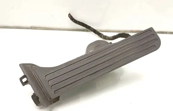 Accelerator throttle pedal
