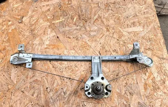 Rear door manual window regulator