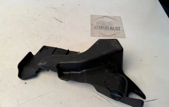 Ford Focus Fender mounting bracket JX7BA02477A D2L4F