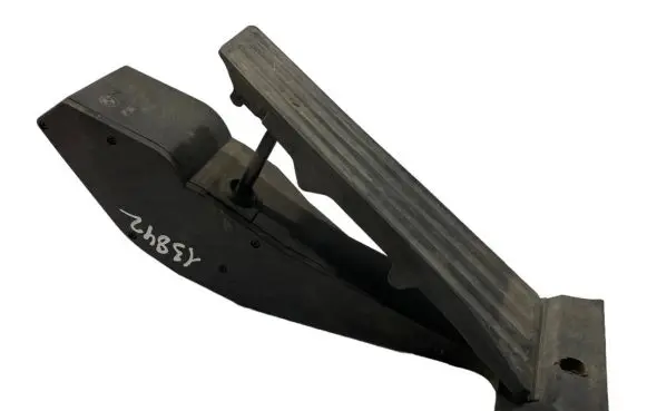 Accelerator throttle pedal
