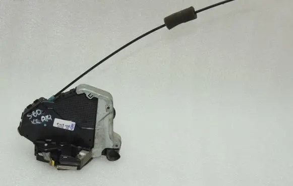 Suzuki Grand Vitara II Front door lock 8225065J61
