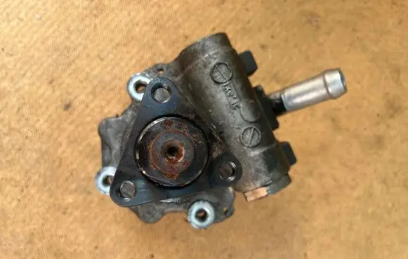 BMW X1 E84 Power steering pump 6798865 32416798865 679886501