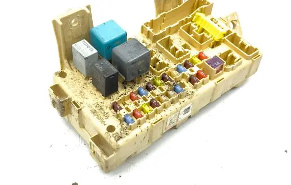 Toyota Avensis T250 Fuse module 8264105020A 5001744002 06051621344001
