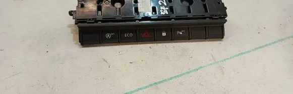 Dacia Duster Hazard light switch 283E86420R N3231 BE1168068C