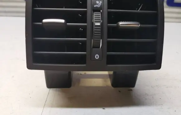Volkswagen Touran I Rear air vent grill 1T0819203