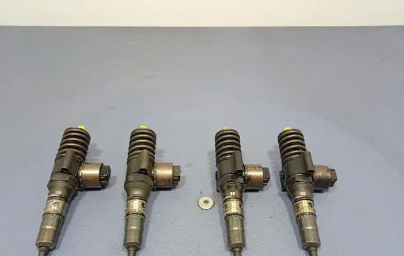 Volkswagen Touran I Fuel injector 03G130073G