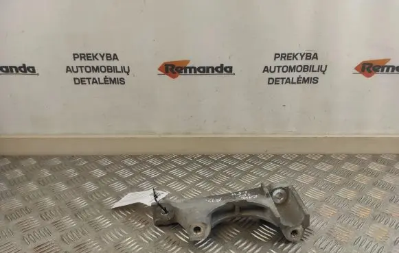 Toyota RAV 4 (XA50) Engine mounting bracket