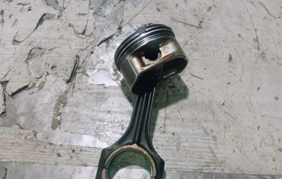 Mercedes-Benz C W203 Piston with connecting rod