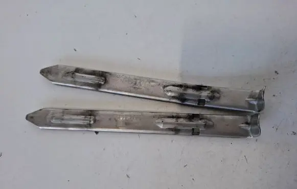 Headlight/headlamp mounting bracket