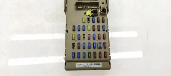 Subaru Tribeca Fuse module 82201XA06A 711141 0384