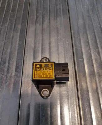 Nissan X-Trail T32 Airbag deployment crash/impact sensor 319554BA0A 1049910950