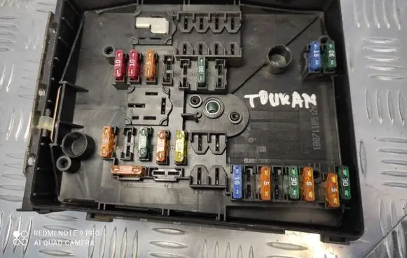 Volkswagen Touran I Fuse box set 017181301
