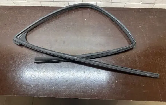 Honda HR-V Rubber seal front door window/glass 