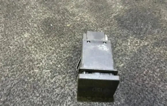 Volkswagen Golf III Windscreen/window heater switch 1h0959621b