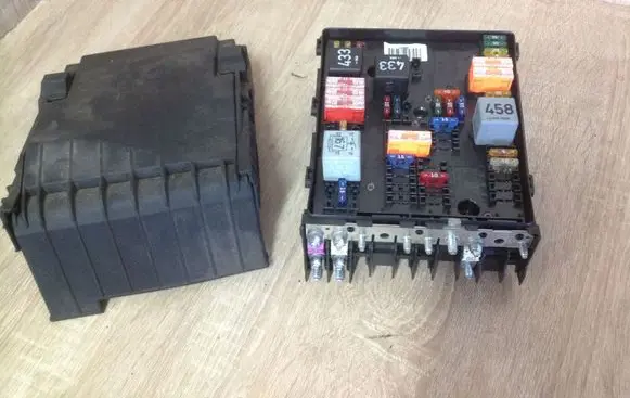 Audi A3 S3 8P Fuse module 1K0937124K