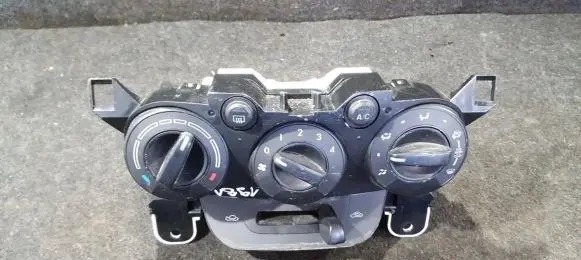 Mazda 2 Climate control unit dp981g25