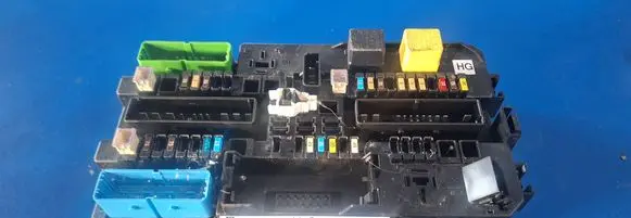 Opel Zafira B Fuse module 13206759