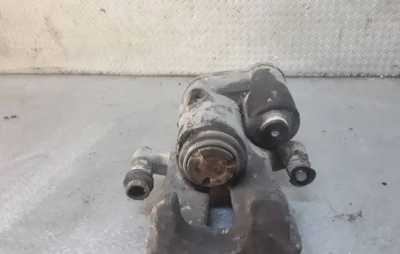 Volkswagen PASSAT B6 Rear brake caliper 