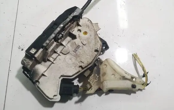 Volkswagen PASSAT CC Rear door lock 5N0839015D