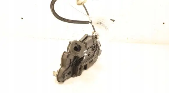 Volkswagen Jetta VI Front door lock 5K1837015E