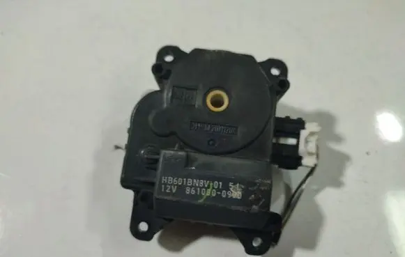 Mazda 3 I Air flap motor/actuator HB601BN8V01