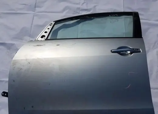 Mitsubishi Grandis Front door sidabrines