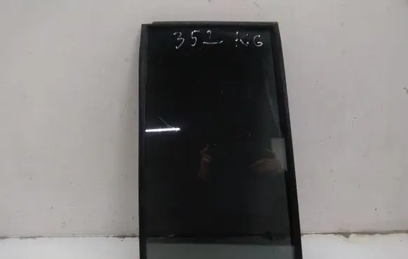 Mitsubishi Pajero Rear vent window glass 
