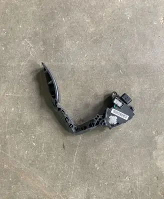 Accelerator throttle pedal