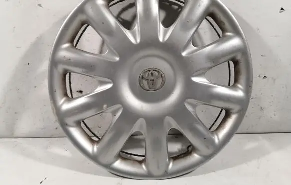 Toyota Avensis T220 R15 wheel hub/cap/trim 4260205050