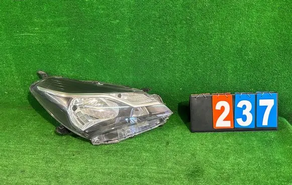 Toyota Yaris Headlight/headlamp