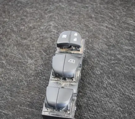 Nissan Qashqai Electric window control switch