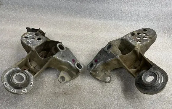 Audi A4 S4 B7 8E 8H Engine mounting bracket 8E0199351 8e0199352f