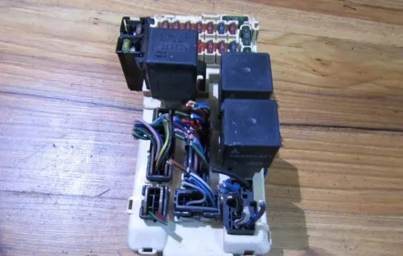 Mitsubishi Galant Fuse box set 47638a23 mr24316