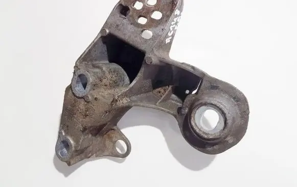 Volkswagen PASSAT B5.5 Engine mounting bracket 8e0199351