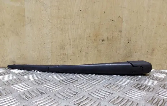Rear wiper blade arm