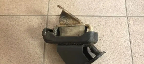 KIA Sorento Engine mount bracket