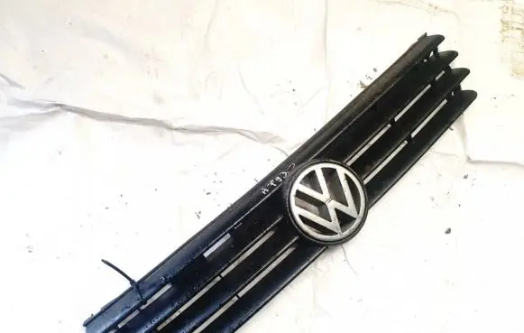 Volkswagen PASSAT B4 Front grill 8a0853653c