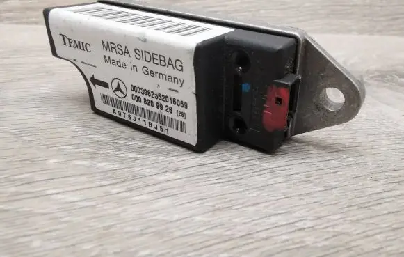 Mercedes-Benz E W124 Airbag deployment crash/impact sensor 0008209926