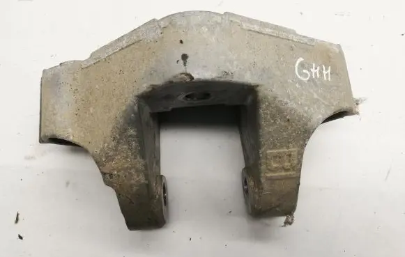 Nissan Qashqai Engine mounting bracket 038172