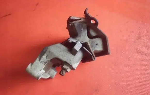 Volvo C70 Engine mounting bracket