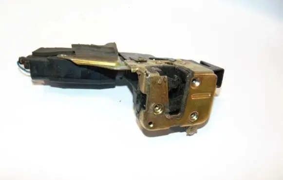 Mitsubishi Carisma Front door lock M806373