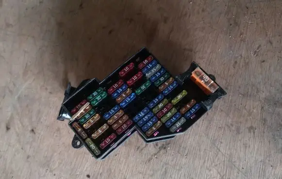 Volkswagen Touareg I Fuse module