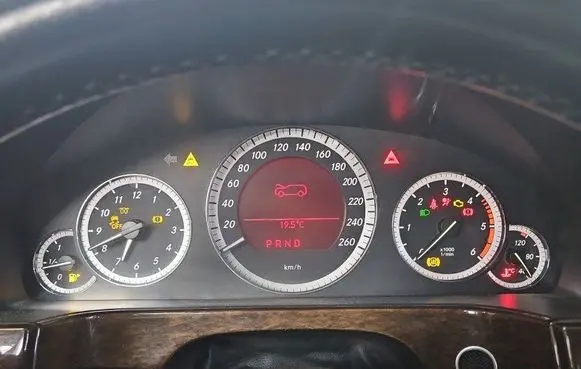 Speedometer (instrument cluster)