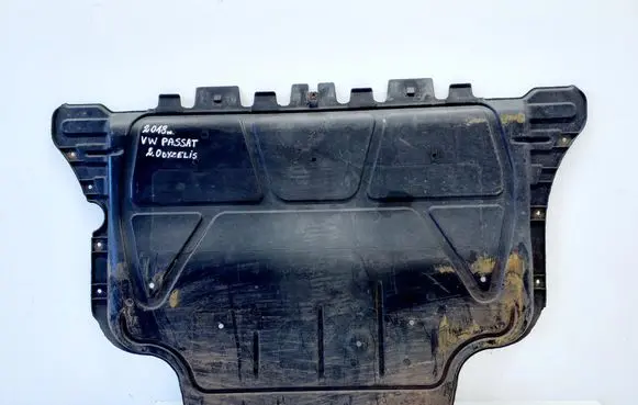Volkswagen PASSAT B8 Engine splash shield/under tray 5Q0825236
